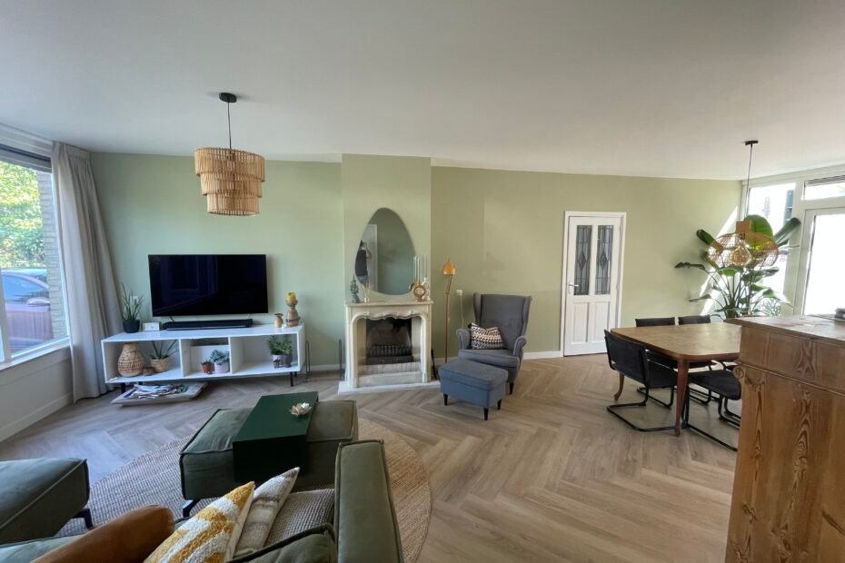 This is a project in Oustgest that was completed in 6 weeks. This project included: Replacement of a panoramic window, installation of a warm floor, plastering and painting of walls and all wooden elements.